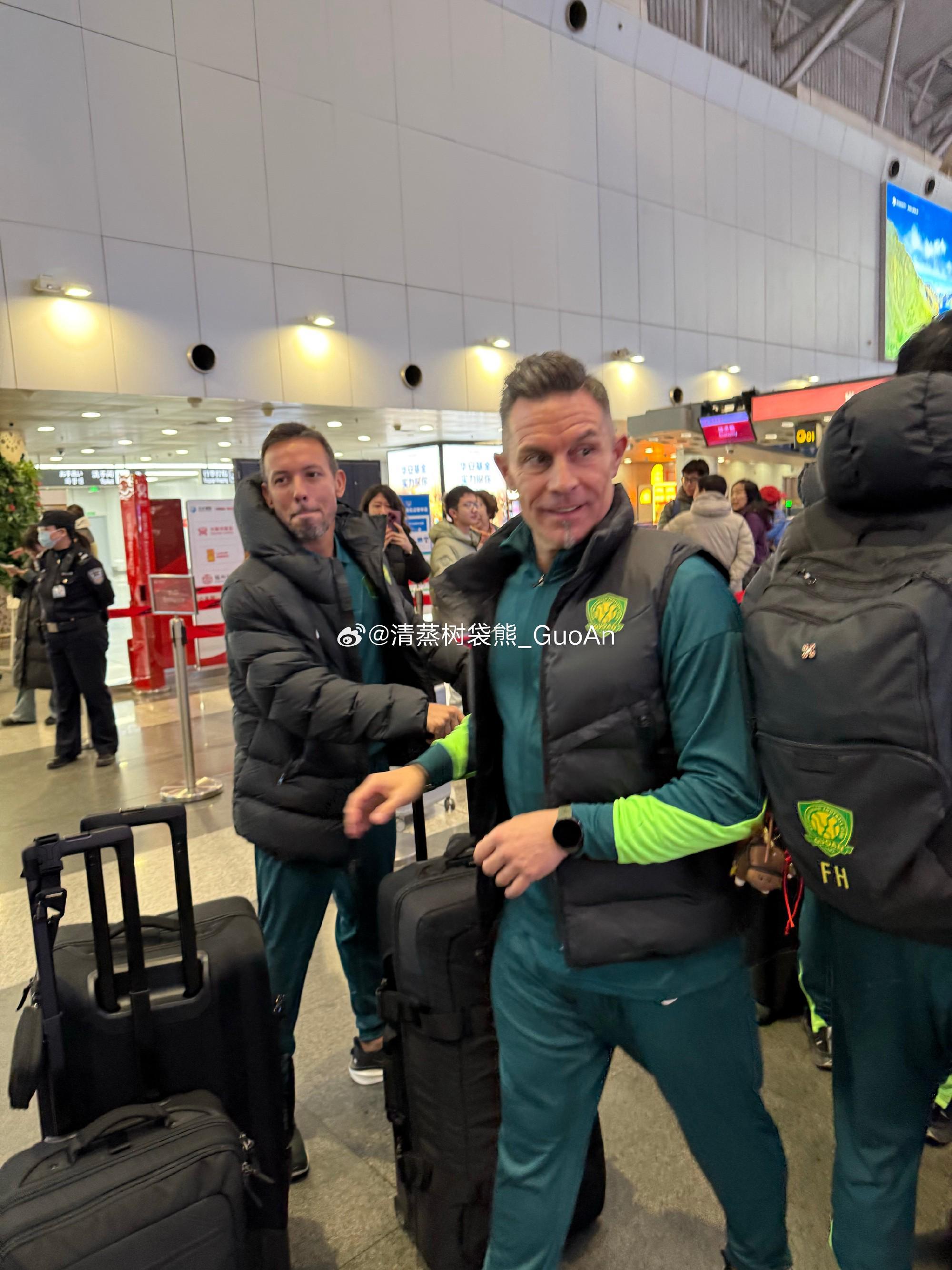 博主：原成都蓉城门将教练汉斯正式加入北京国安教练组