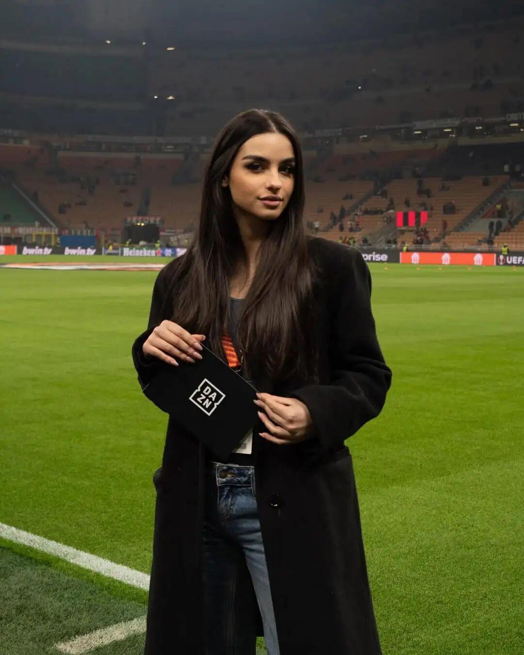 世界杯官方直播客户端下载最新版-性感丨意甲场边有道风景线